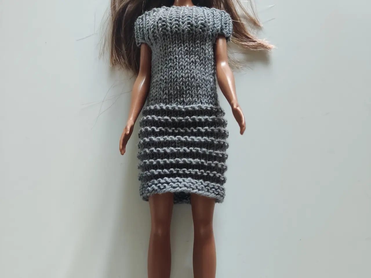 Billede 2 - Hjemmestrikkede Barbie kjoler. Flere farver