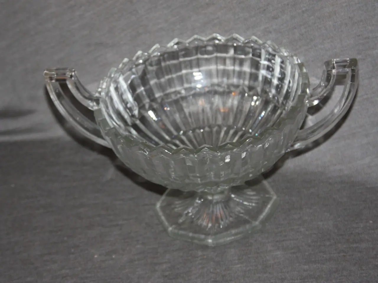 Billede 2 - Gammel opsats i presset glas