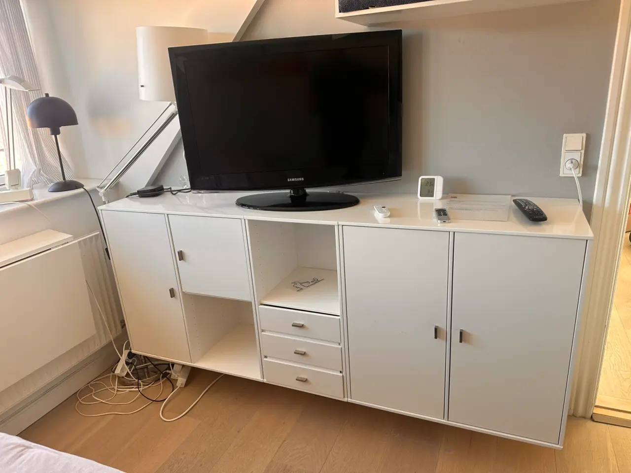 Billede 1 - Skænk med opbevaring