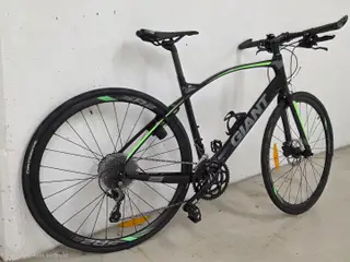Fed racercykel i sort/lysgrøn.