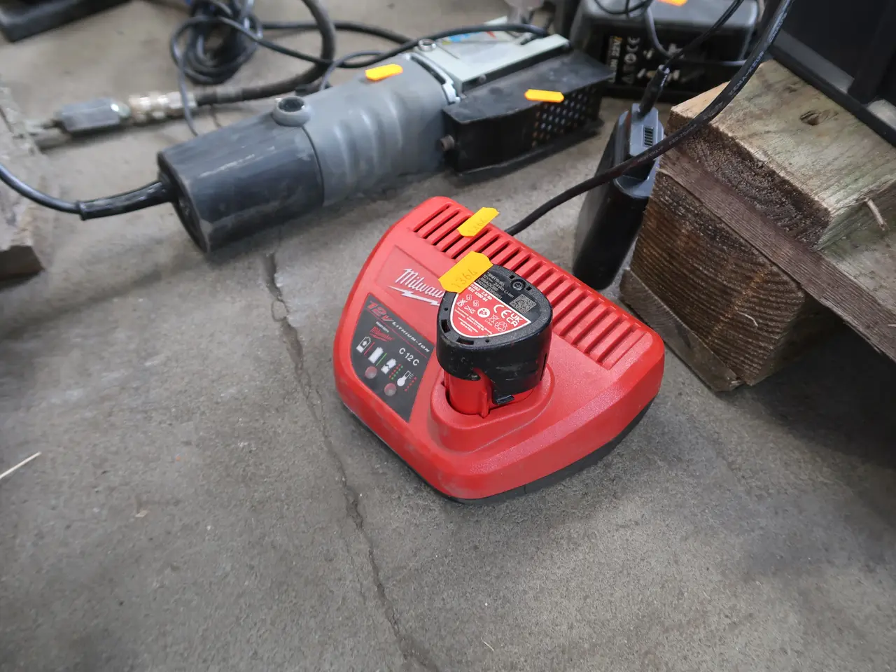 Billede 1 - Batteri og lader MILWAUKEE