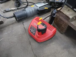 Batteri og lader MILWAUKEE