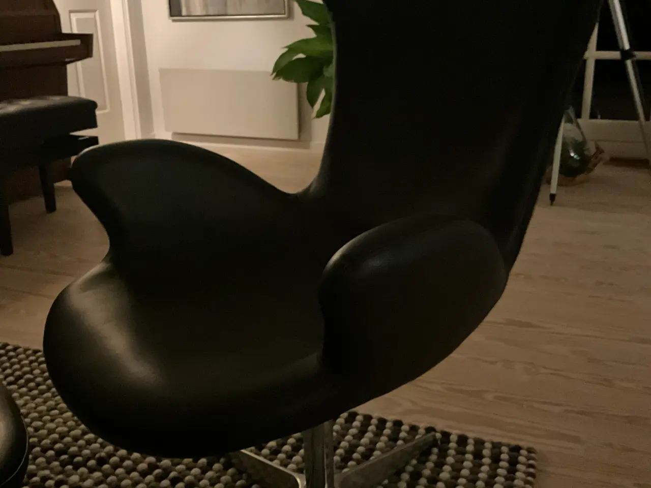 Billede 1 - 2 Læderstole med 2 skamler