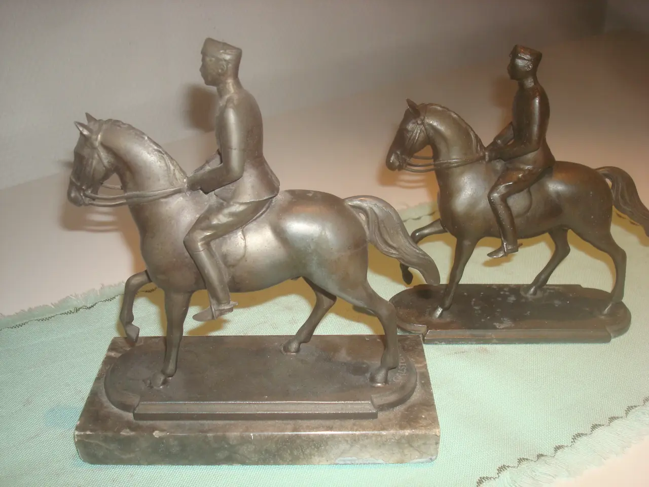 Billede 1 - Kong KR X til hest- retro el antik,2 stk fin stand