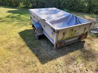 Trailer u.syn og plade.