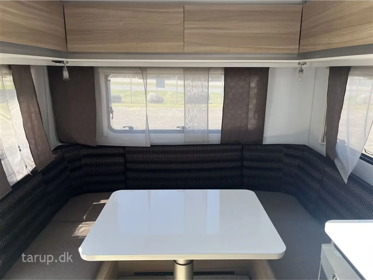 Billede 7 - 2016 - Adria Altea 472 PU Fortelt: Ventura D300, Truma mover, rundsiddegruppe, aircon., DuoControl, el-gulv-varme, køleskab m/ fryser, gulvtæpper, fransk dobbeltseng