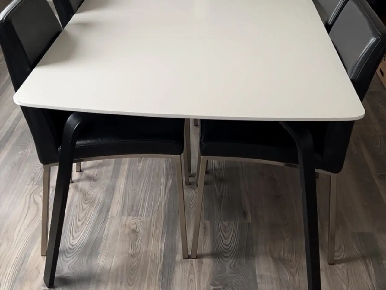 Billede 4 - Spisebord m. 6 stole og 2 lamper.