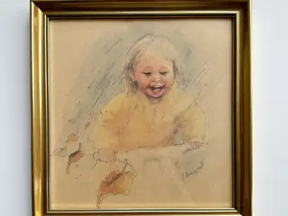 Barn i guldramme, gul jakke og scooter