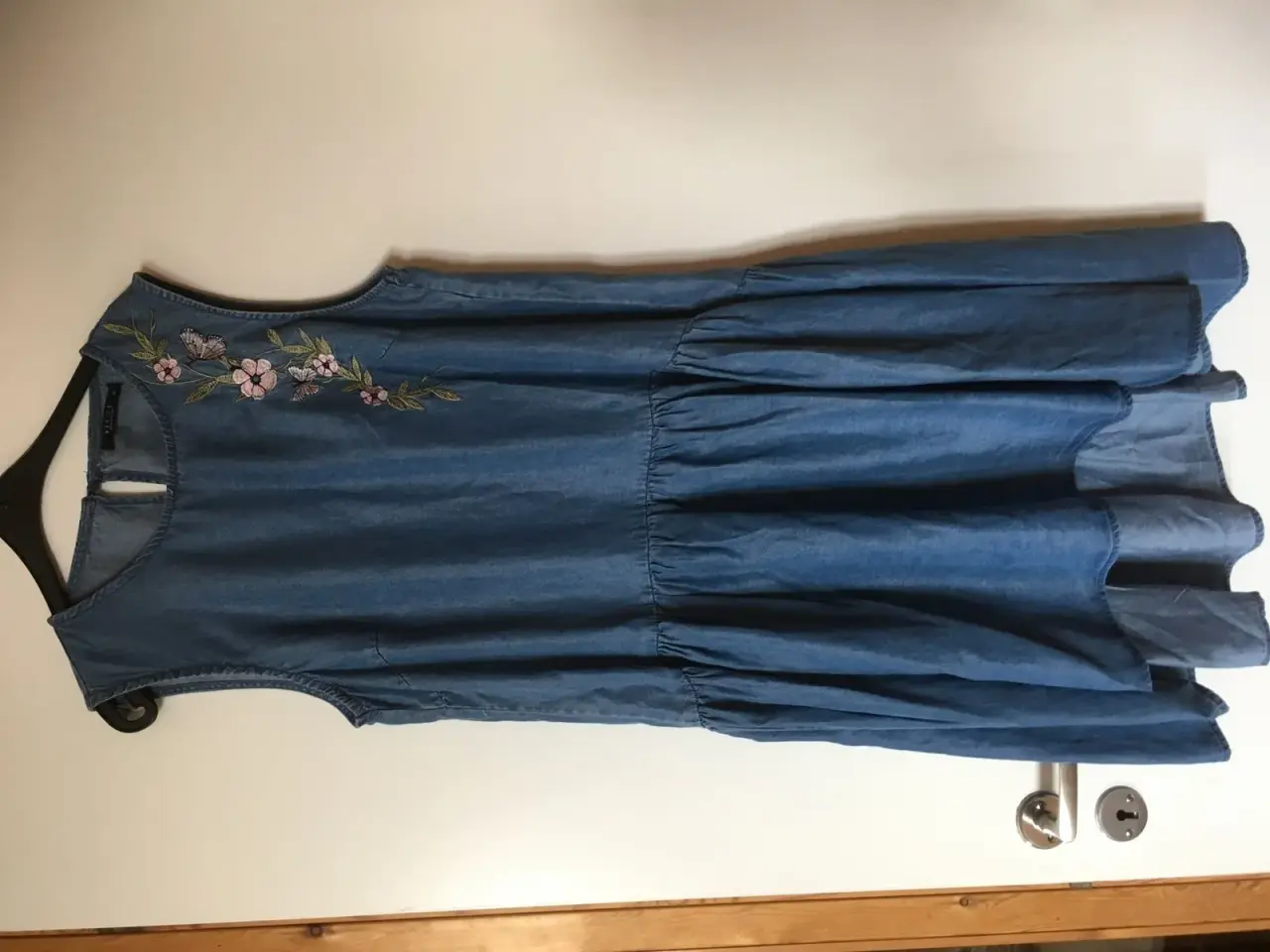 Billede 2 - Denim Sommerkjole m broderi, ny