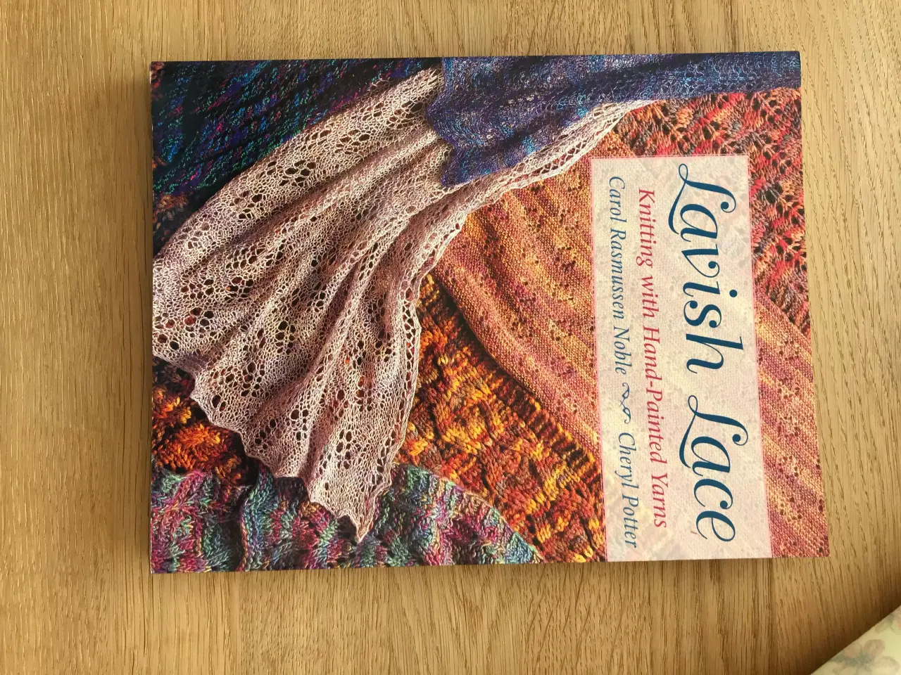 Billede 1 - Lavish Lace - Knitting with Hand-Painted Yarns