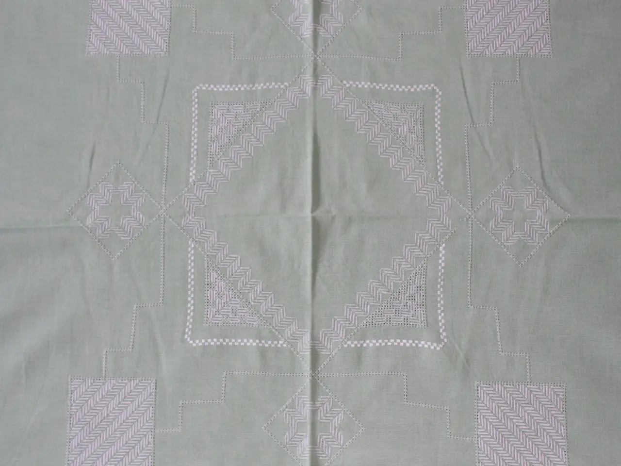Billede 4 - Lys grøn dug med hvidt broderi, 118 x 145 cm