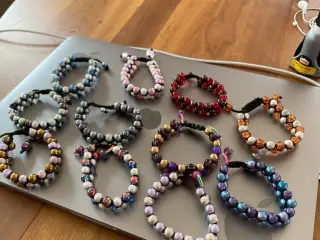 Nye knyttede armbånd