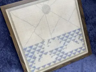 Korsstingsbroderi i ramme – 23 x 23 cm