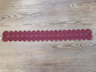 Kniplet Bordløber/Festremse i vinrød farve. 16x120