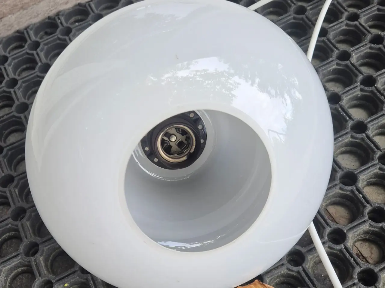 Billede 12 - Retrolampe i hvidt opalglas med elegante svaj