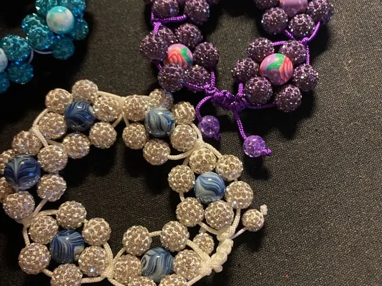 Billede 2 - Smukke nye knyttede blomsterarmbånd