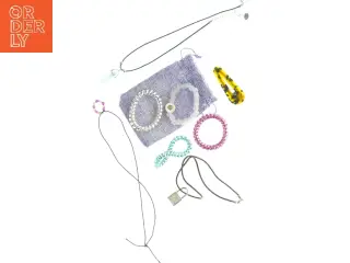 Smykkesæt med forskellige accessoires (str. 11 x 8 cm)