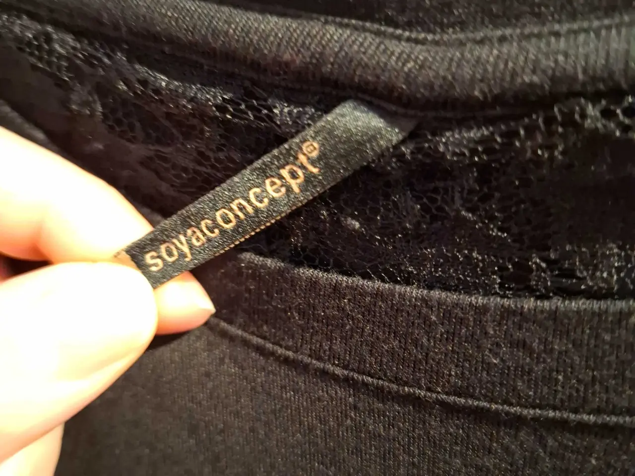 Billede 3 - Sort bluse med flotte detaljer bag på ryggen
