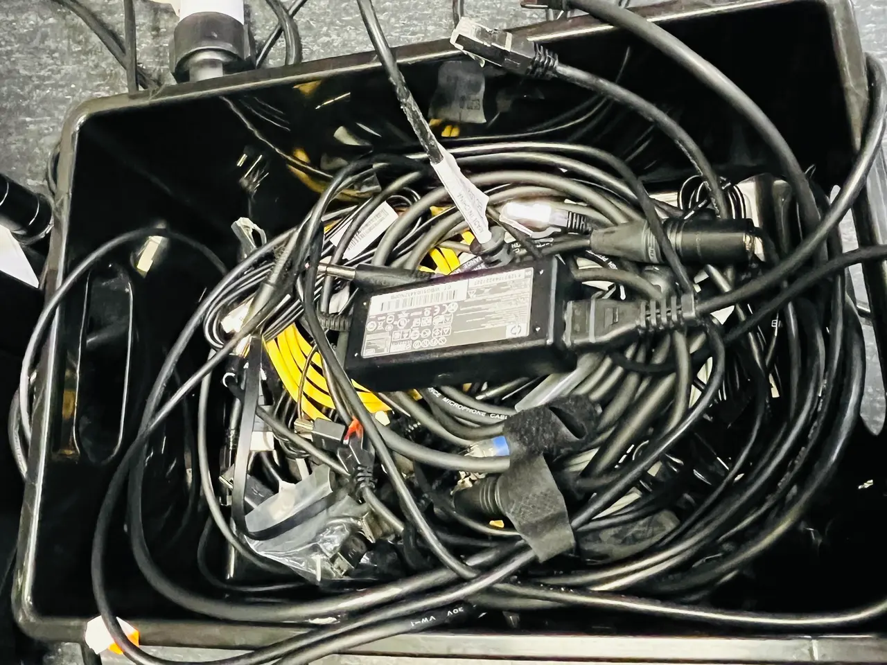 Billede 10 - Trådreol m. indhold - Div. Kabler, Netgear Switch m.m.