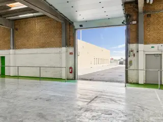 1.629 m² logistikejendom med last mile-placering og nyinstalleret rampe i Hvidovre