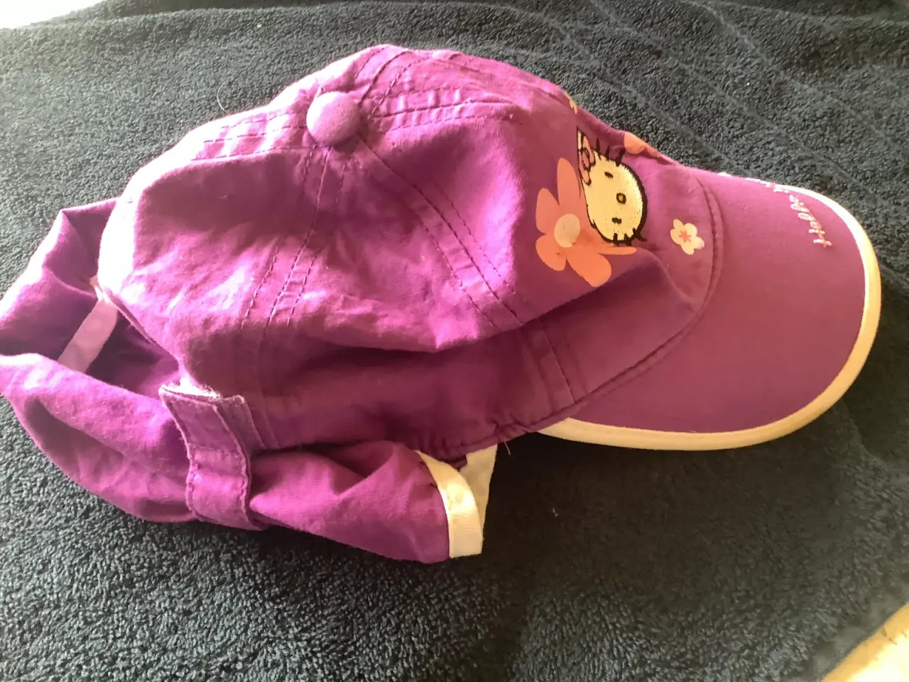 Billede 2 - Helt ny Hello Kitty solhat 0kr ved køb af andet