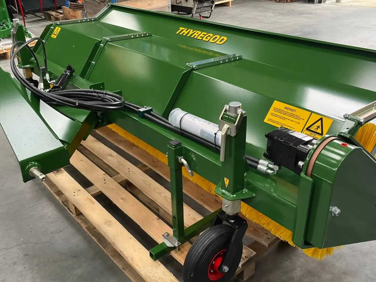 Billede 7 - Thyregod TK 2800 med nylon børster og hydraulisk sving. brede 2800 og feje brede 2500