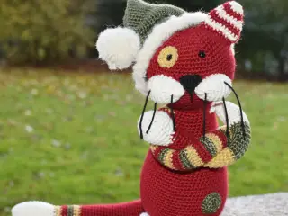 Hæklede julekatte med nissehue