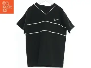 Sort Nike t-shirt med hvide striber fra Nike (str. 104)
