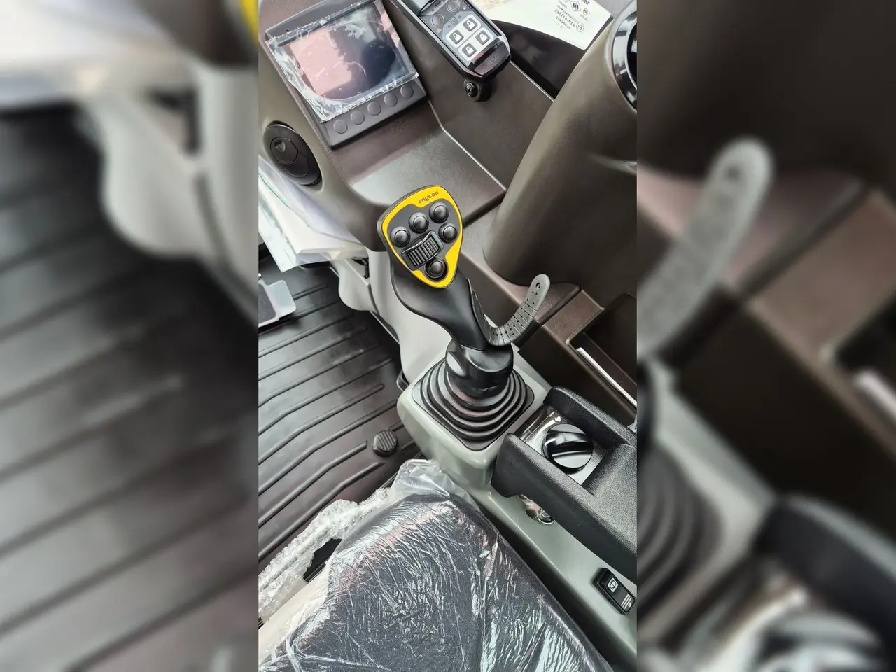 Billede 15 - Takeuchi TB290-2 / Fabriksny / Engcon med gribeklo / MIG2 / Engcon skovlsæt
