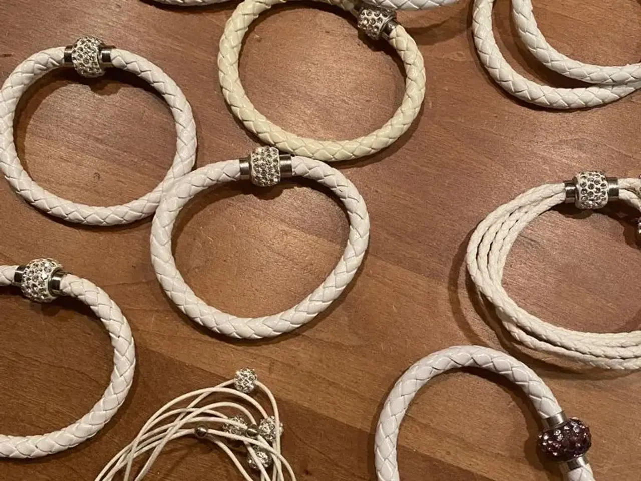 Billede 5 - Flotte hvide armbånd