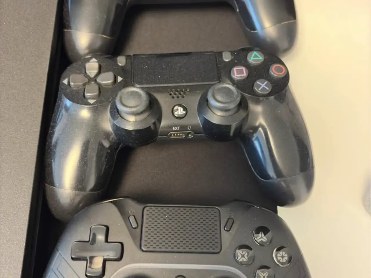 Billede 2 - PS4 med tre controllere