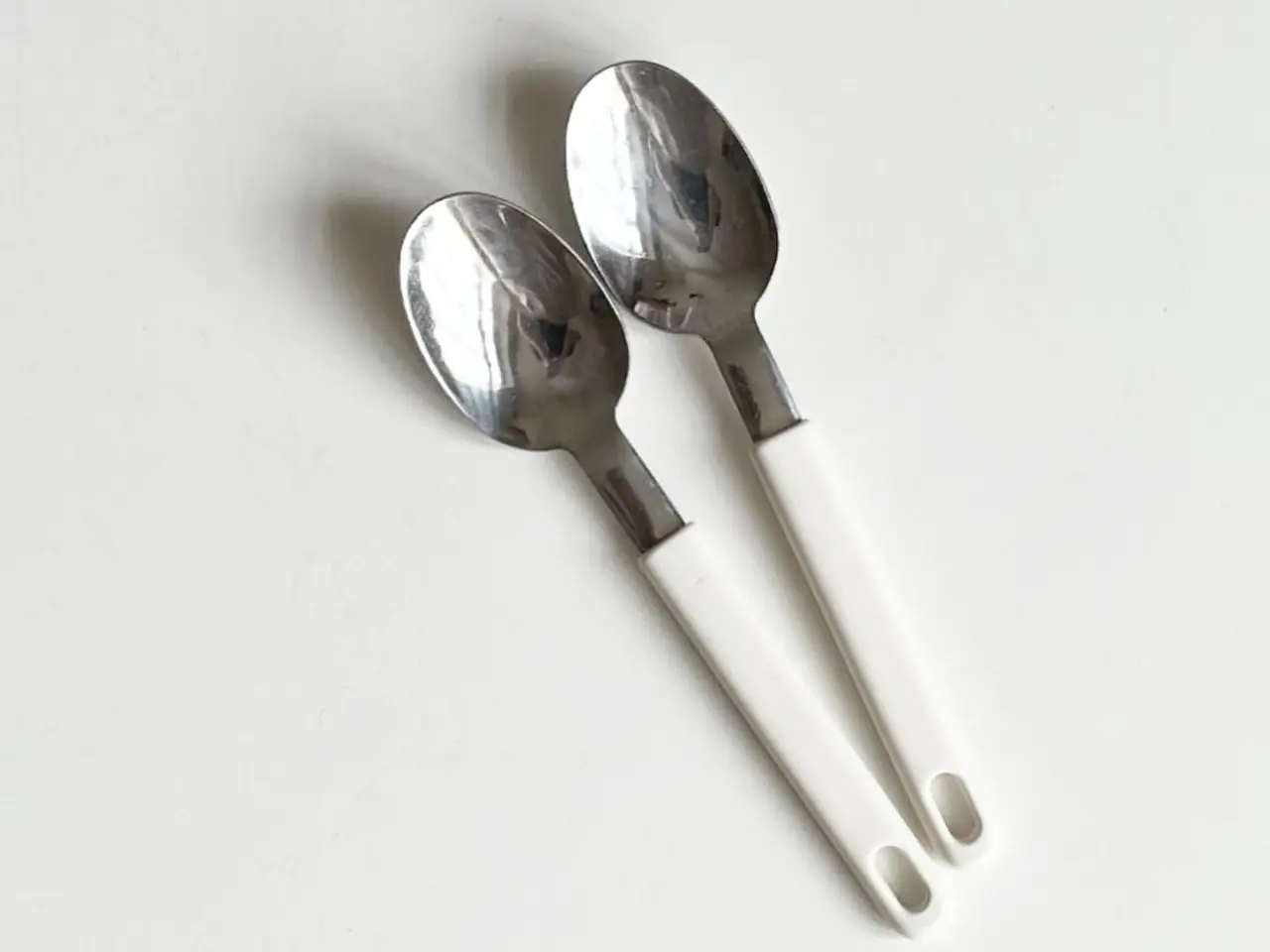 Billede 4 - Retrobestik, spiseskeer, hvid plast, 2 stk samlet