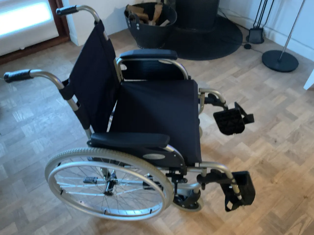 Billede 4 - Letvægts kørestol 53 cm sædebredde