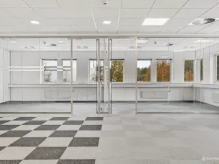 Kontor/lagerlejemål på 746 m² med nem adgang til offentlig transport