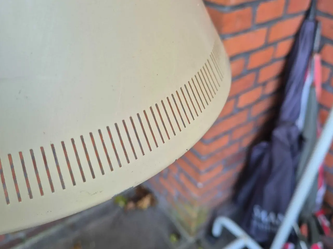Billede 11 - Grå kegleformet retrolampe med fine perforeringer