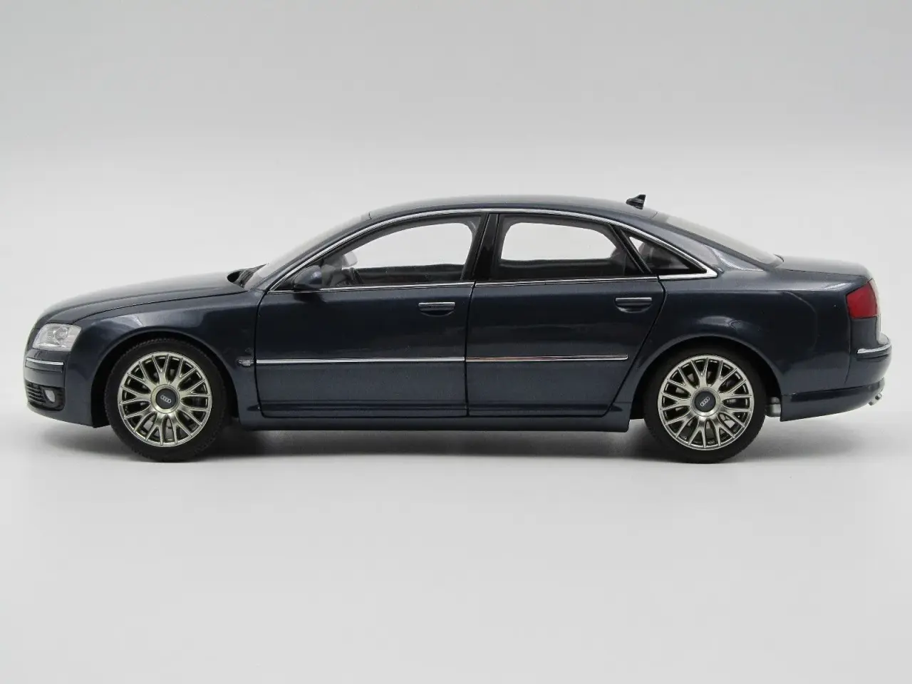 Billede 2 - 2006 Audi A8 4,2 TDI 1:18 Super sjælden model