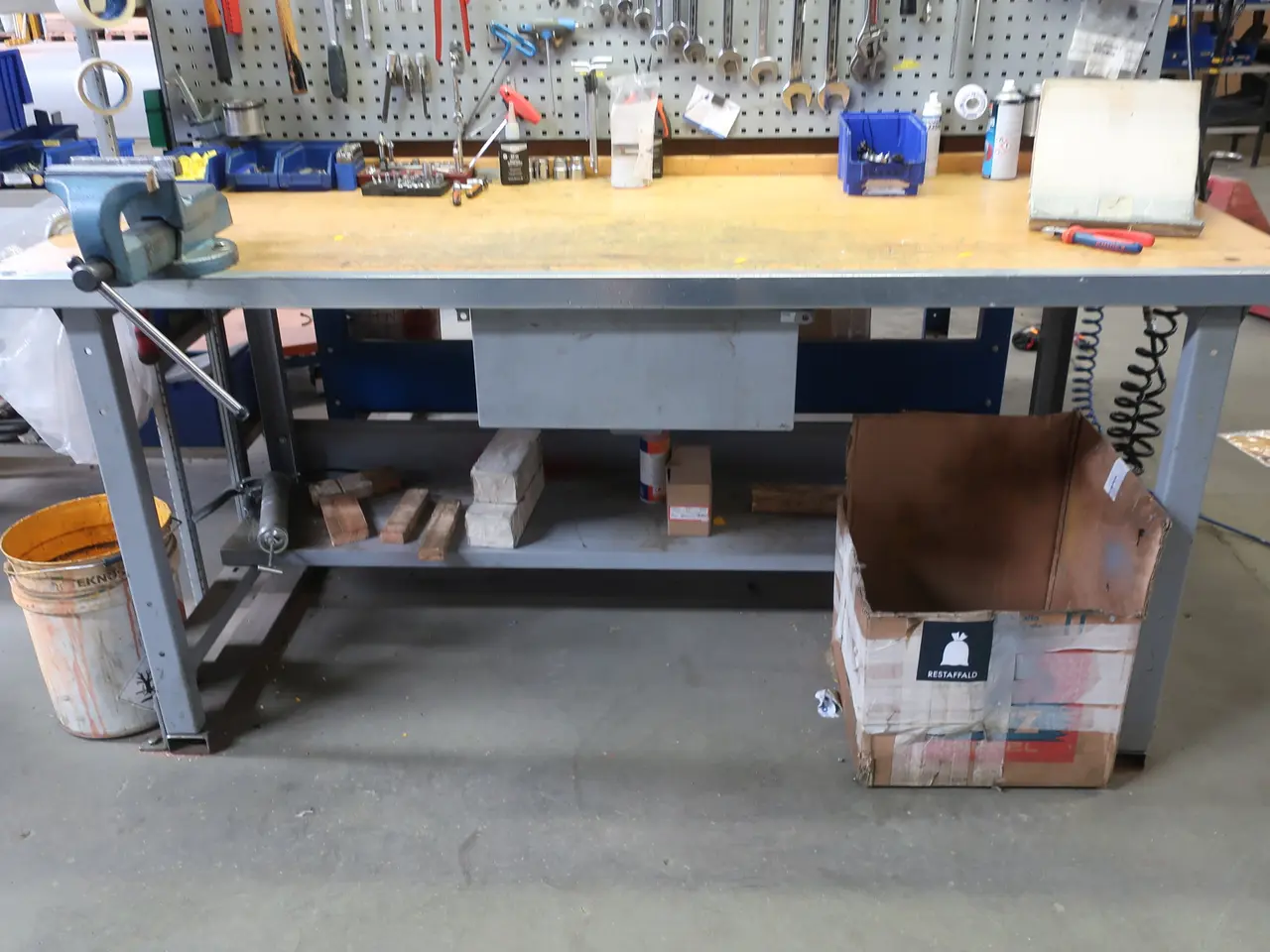 Billede 3 - Arbejdsbord med indhold