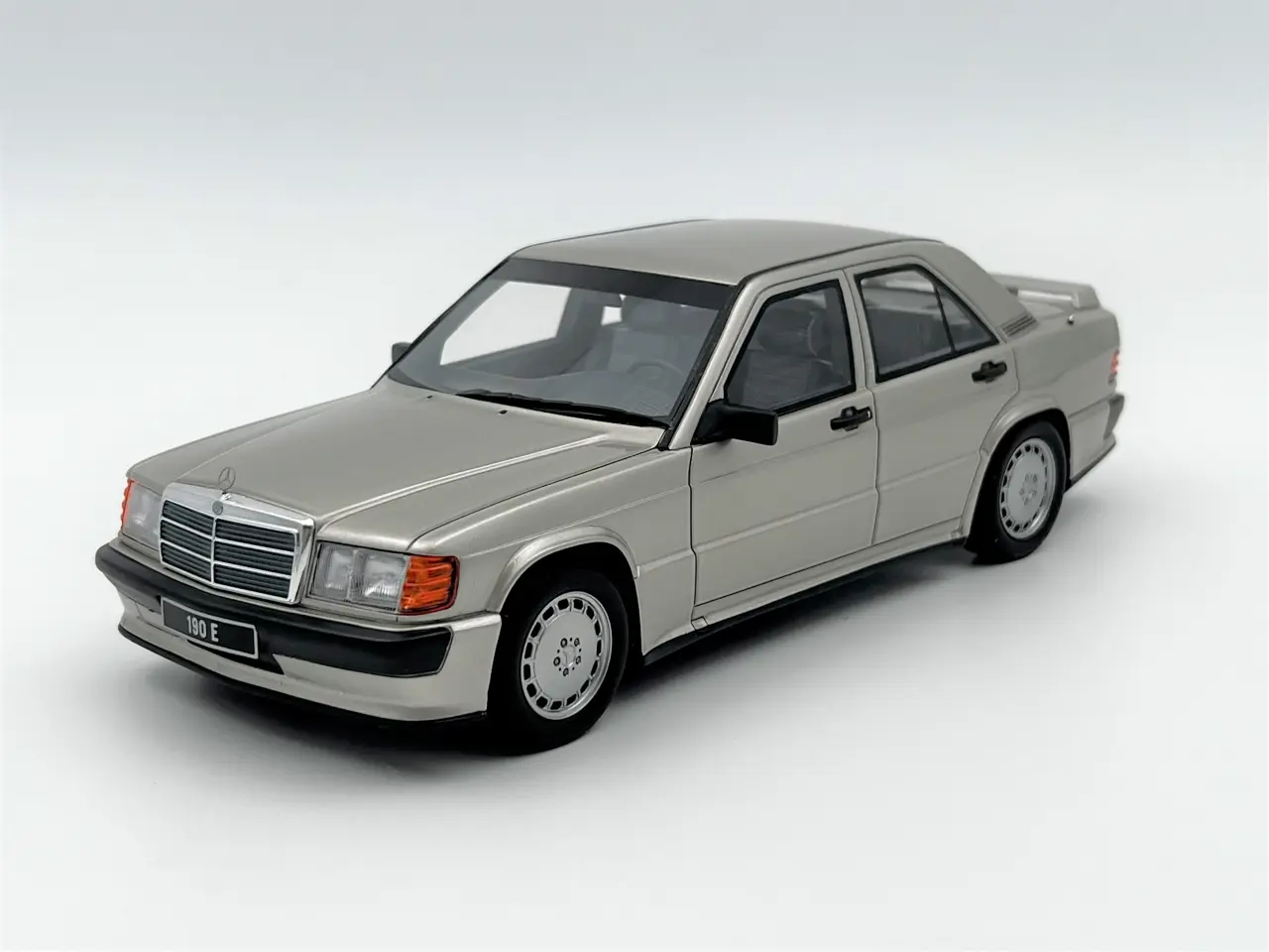 Billede 2 - 1988 Mercedes 190E 2,5 16v Limited Edition 1:18