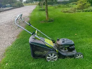 Plæneklipper med træk på hjulene