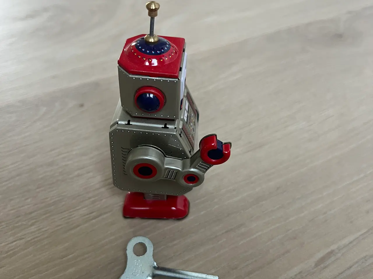 Billede 4 - Tin robot med optræk