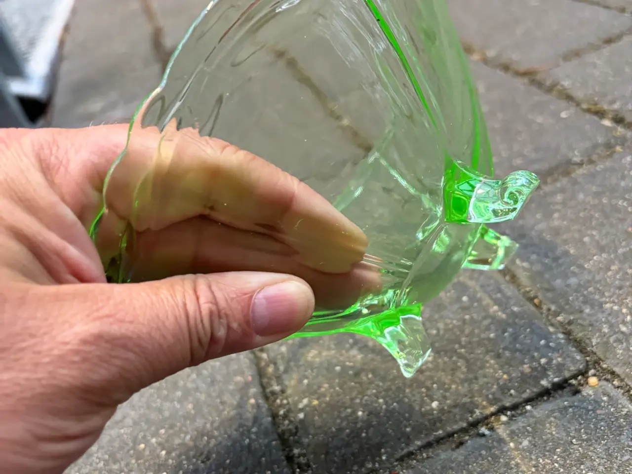 Billede 3 - Smuk vintage uran-glasskål på fod – Et lysende fun