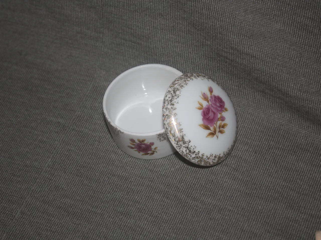 Billede 3 - Pilleæske i porcelæn samt lille vase