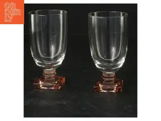 Glas vaser på firkantet fod (str. 2 styk. ø. 5,5 cm. længde. 10,5 cm)