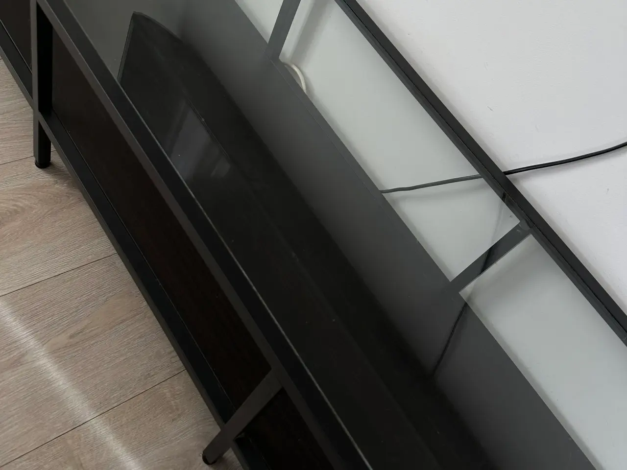 Billede 3 - TV bord i mørkt træ med glas 