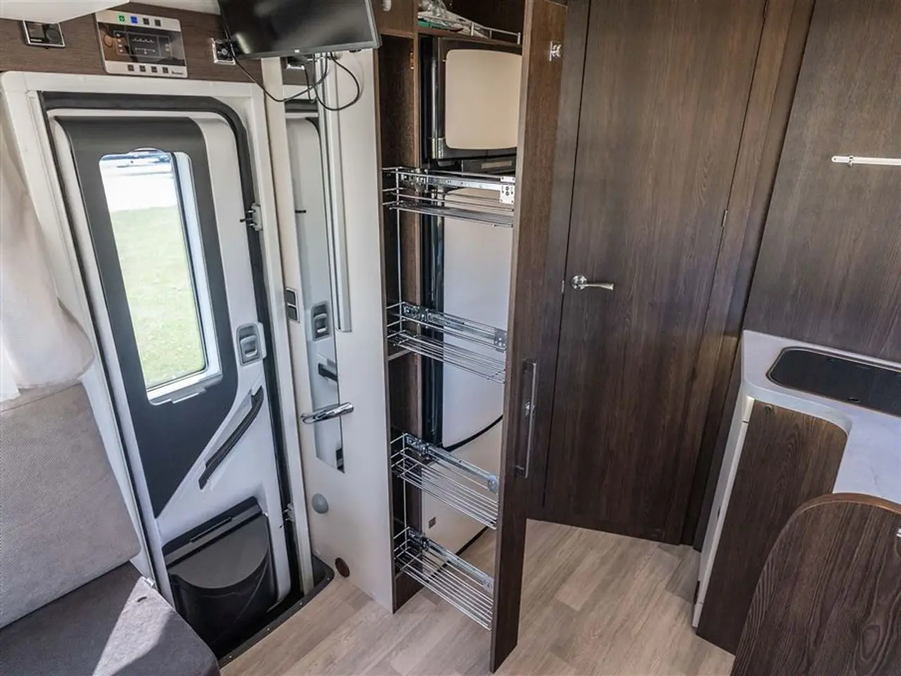 Billede 19 - 2022 - Benimar Tessoro 488 NK Rummelig camper med face-to-face siddegruppe