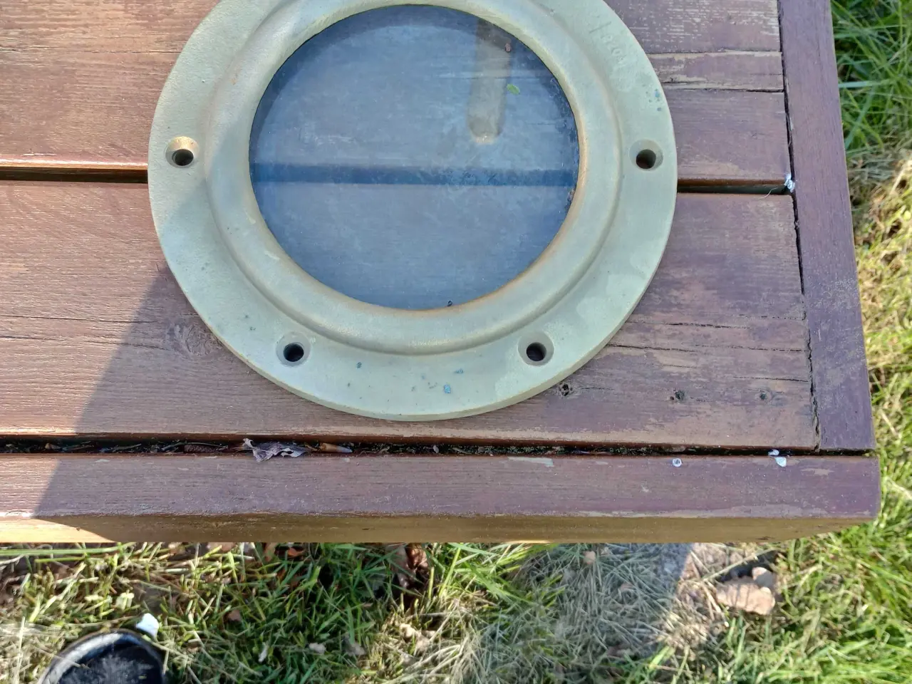 Billede 1 - Fast koøje i rødgods,glas 14 cm ø.