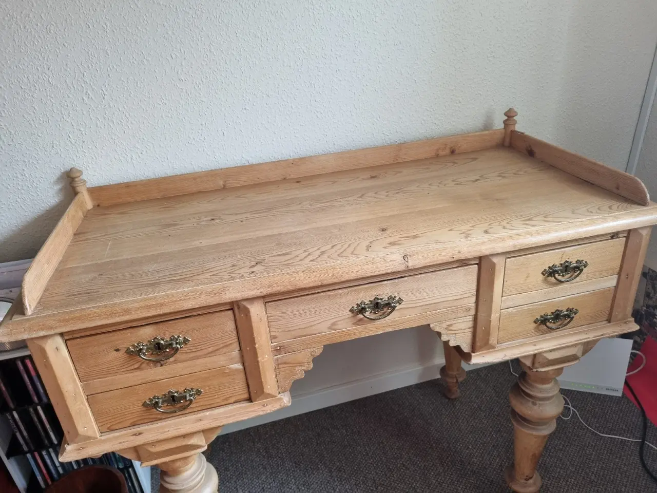 Billede 2 - Gammel skrivebord i fyrtræ.