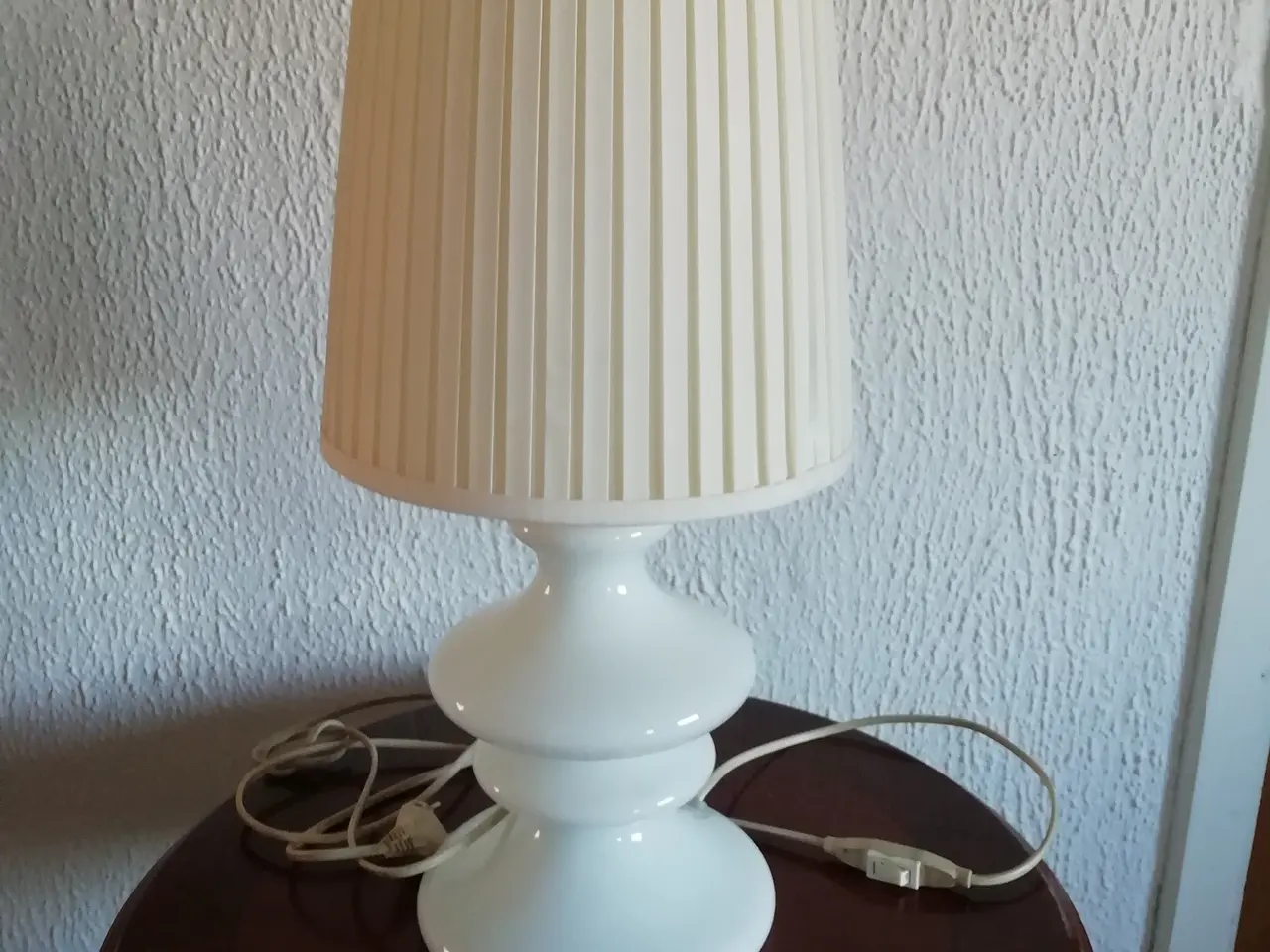 Billede 1 - Hvid elegant bordlampe med skærm