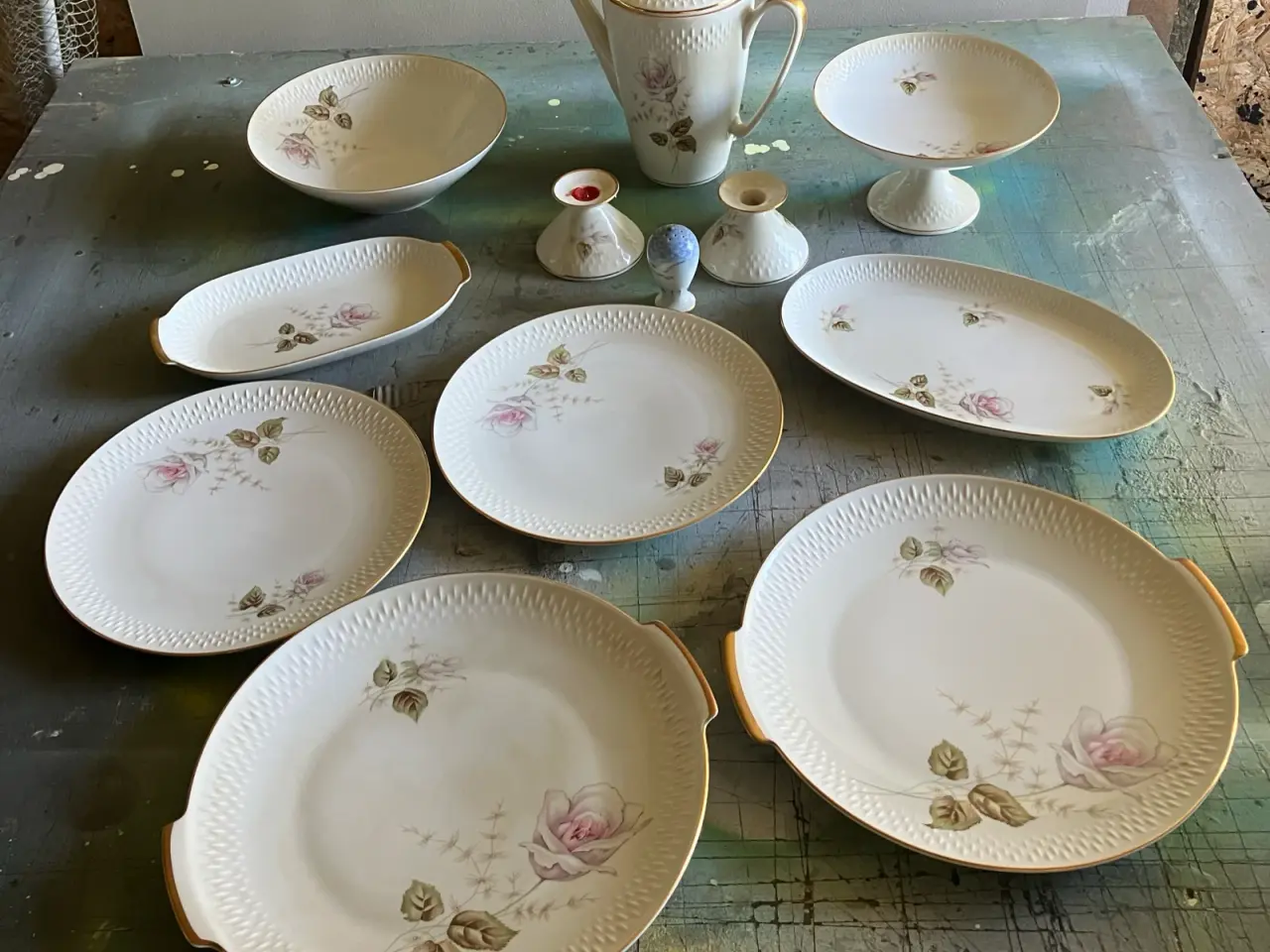Billede 2 - Blomstret porcelænsstel med tallerkener, kopper og