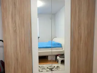 Garderobeskab med spejle